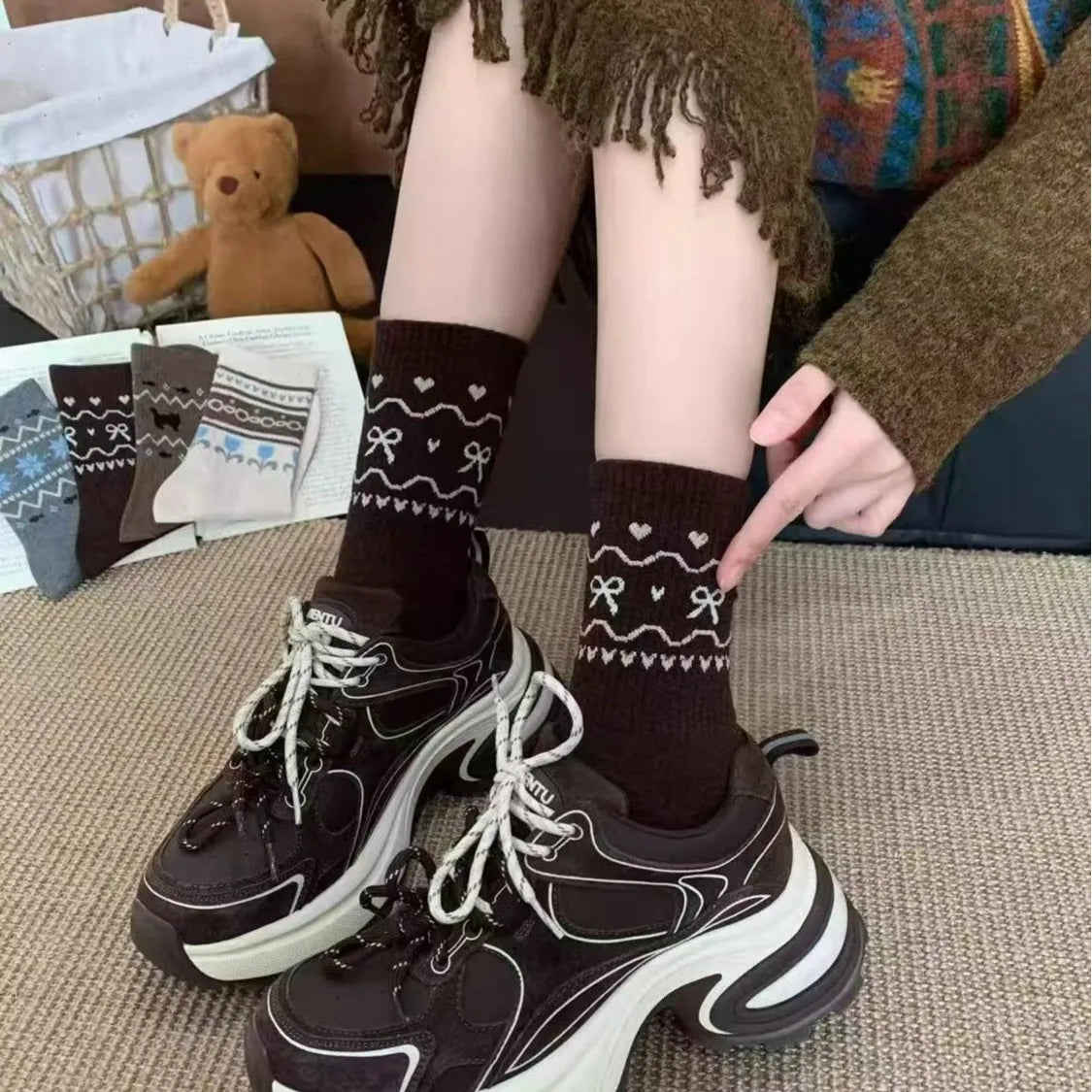 4 Pairs Women's Socks Set Autumn And Winter Warm Thick Socks Pile Socks Versatile Retro Mid Tube Socks Fashionable Trendy Simple