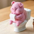 Funny 3D Printed Pig Figurine Cartoon Plastic Pig Sitting on Toilet Wall Mounted Toilet Pig Decoration Desk Shelf