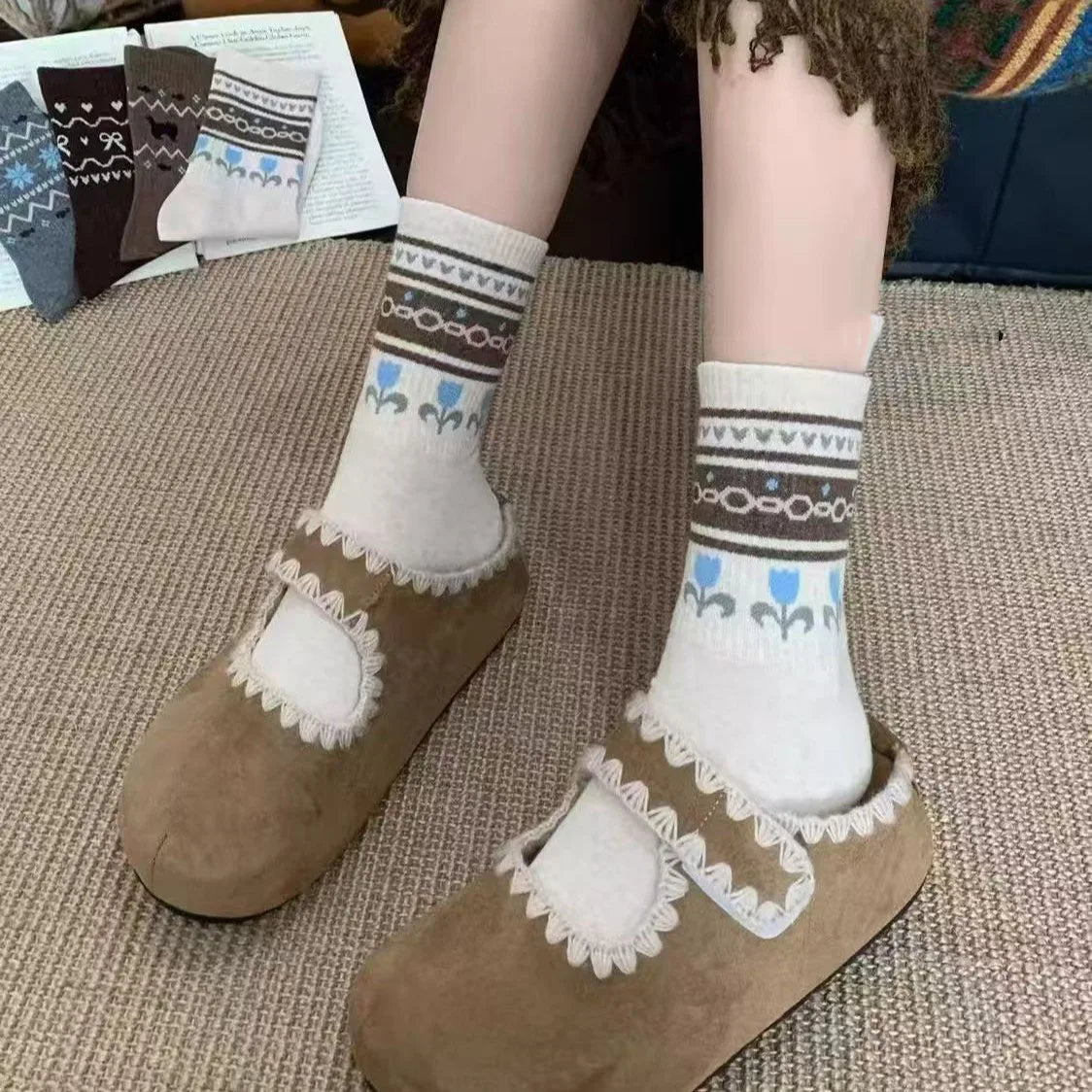 4 Pairs Women's Socks Set Autumn And Winter Warm Thick Socks Pile Socks Versatile Retro Mid Tube Socks Fashionable Trendy Simple