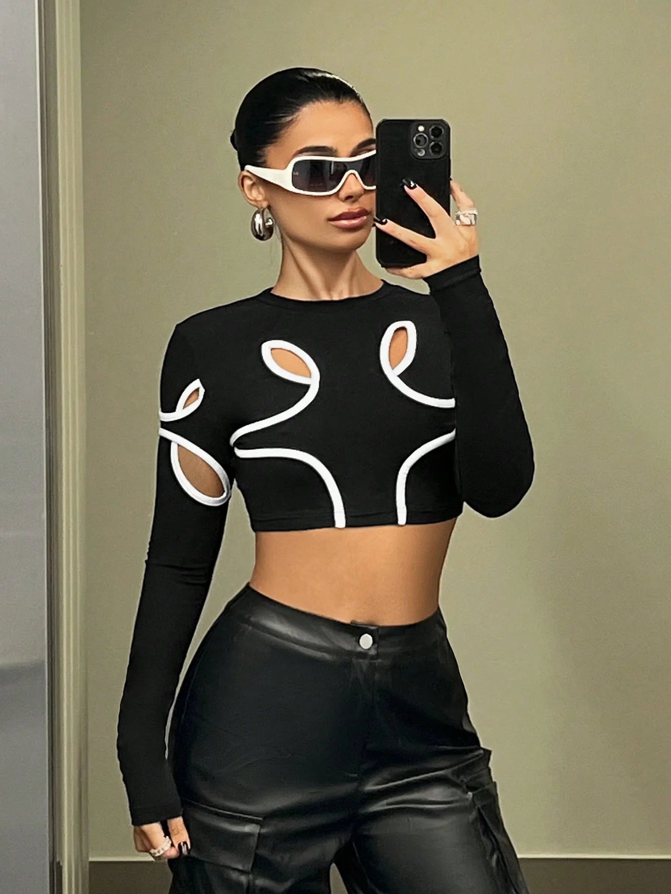 A sexy deconstructed tight-fitting T-shirt with contrasting color edges in a European and American style