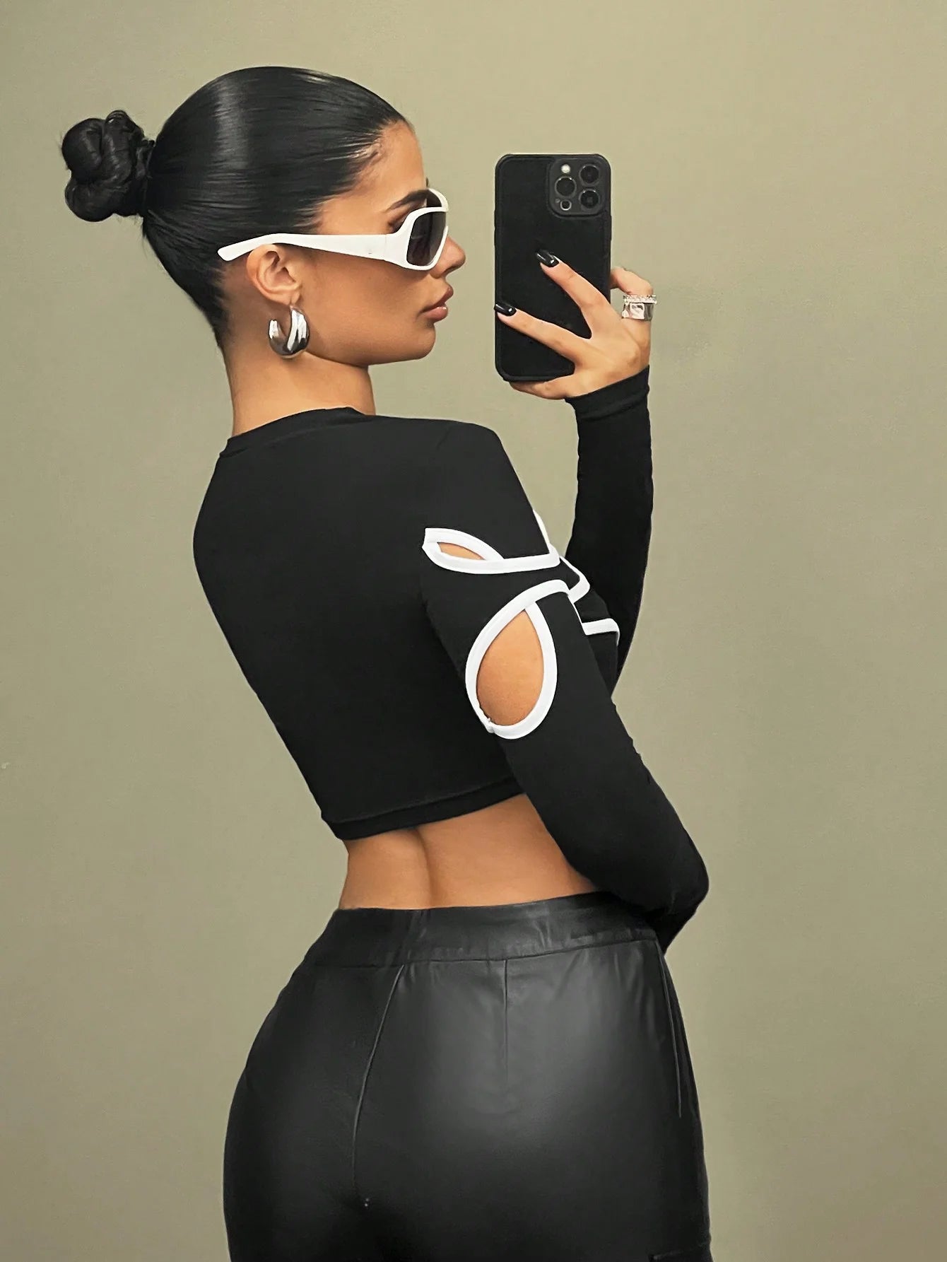 A sexy deconstructed tight-fitting T-shirt with contrasting color edges in a European and American style