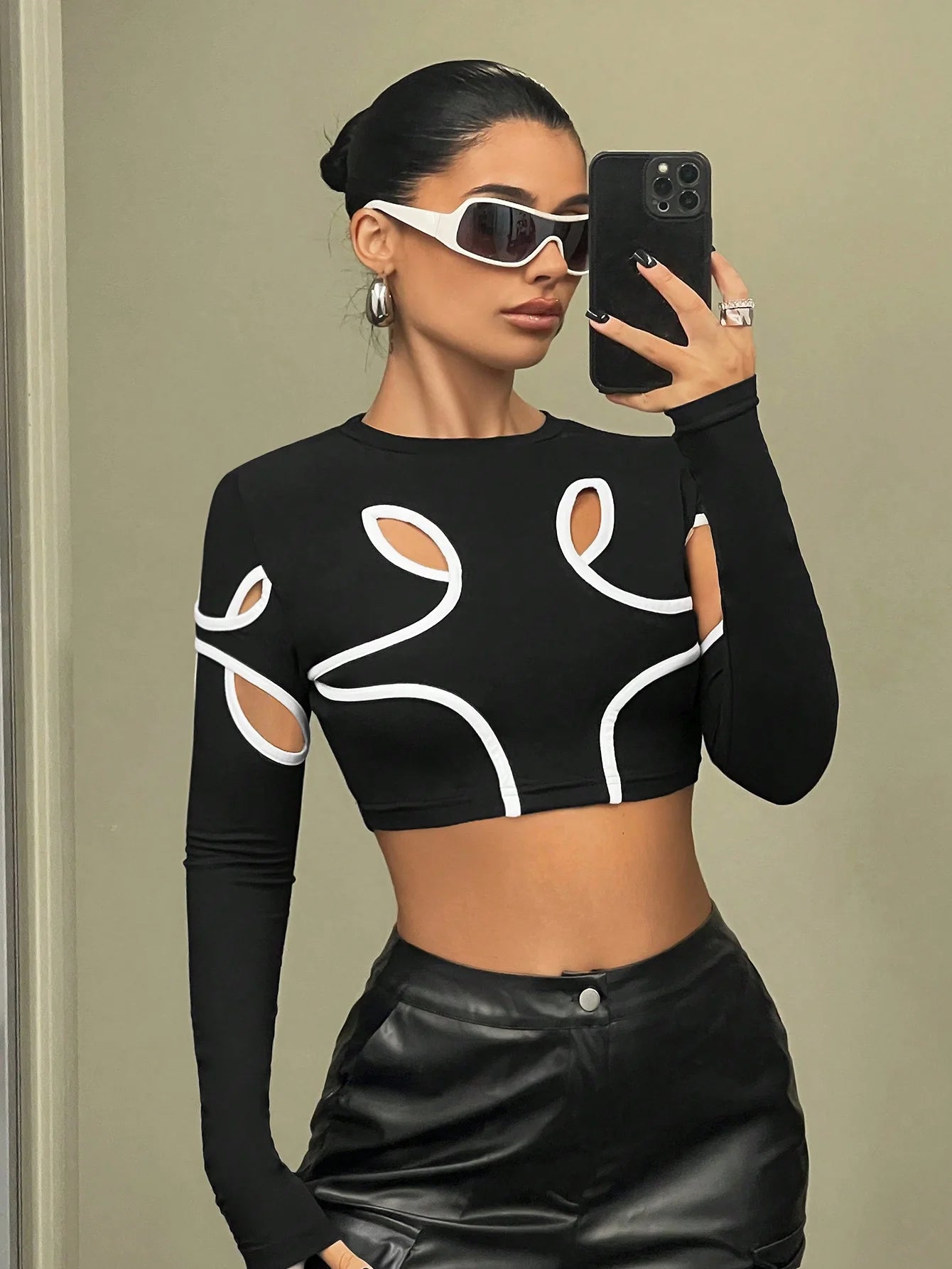 A sexy deconstructed tight-fitting T-shirt with contrasting color edges in a European and American style