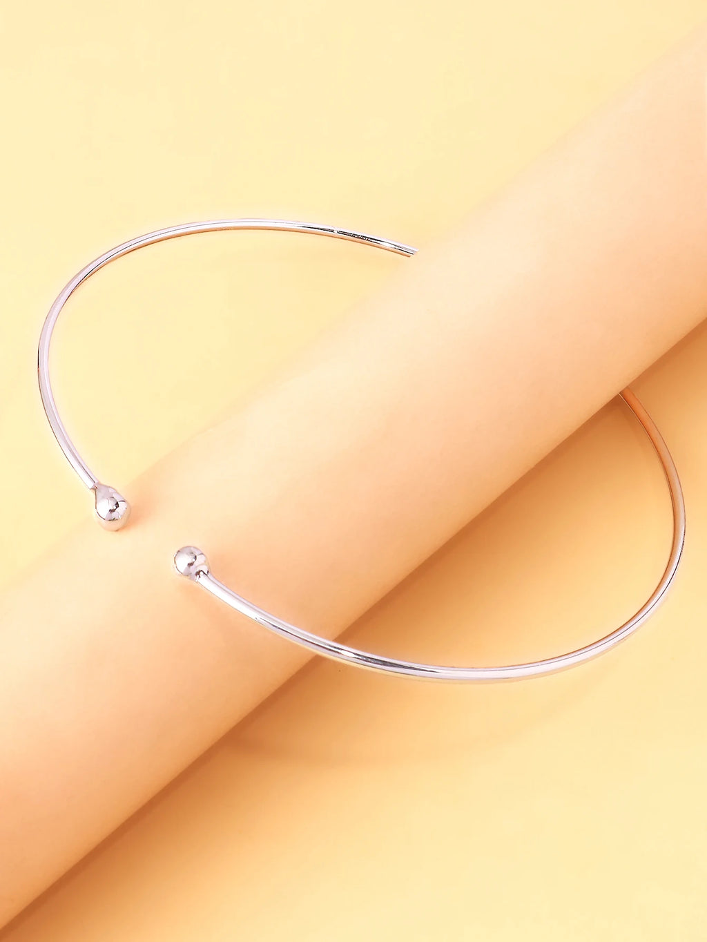 A metal anklet, stylish beach jewelry anklet, trendy and minimalist women's accessory, fashionable jewelry.