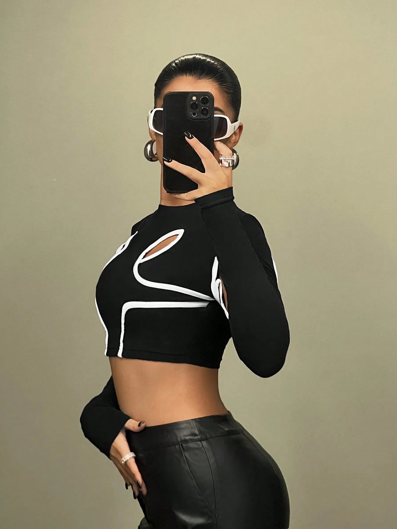 A sexy deconstructed tight-fitting T-shirt with contrasting color edges in a European and American style